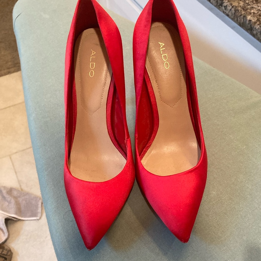 Gorgeous!!! Aldo Satin Red Shoes size 7